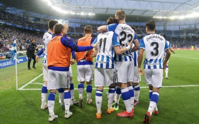 Los jugadores de la Real celebran con Januzaj el momentáneo 2-0 del belga al Cádiz, este jueves. Los jugadores de la Real celebran con Januzaj el momentáneo 2-0 del belga al Cádiz, este jueves.