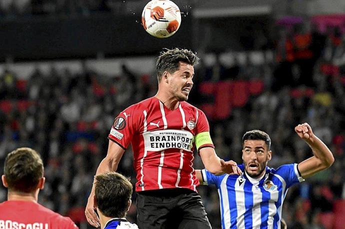 Mikel Merino se dispone a despejar un balón en el estreno europeo de la Real en Eindhoven. Foto: Efe