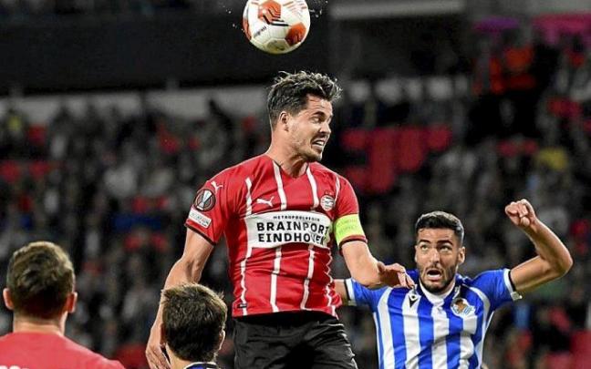 Mikel Merino se dispone a despejar un balón en el estreno europeo de la Real en Eindhoven. Foto: Efe