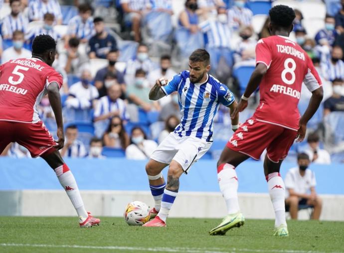 Portu encara a un futbolista del Mónaco, en el amistoso (2-1) de este pasado julio en Anoeta.