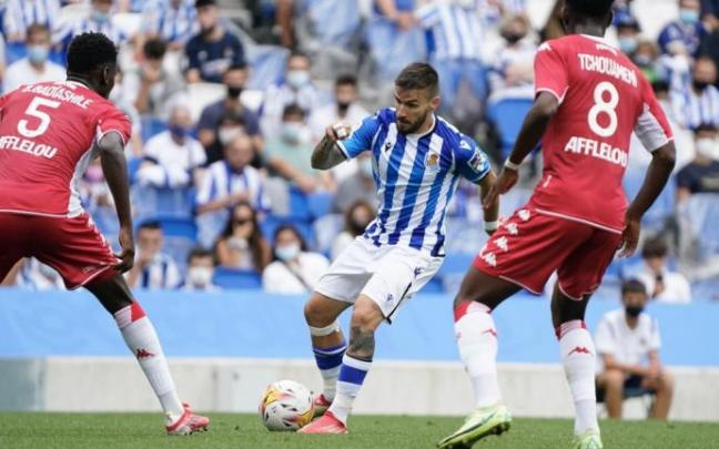 Portu encara a un futbolista del Mónaco, en el amistoso (2-1) de este pasado julio en Anoeta.