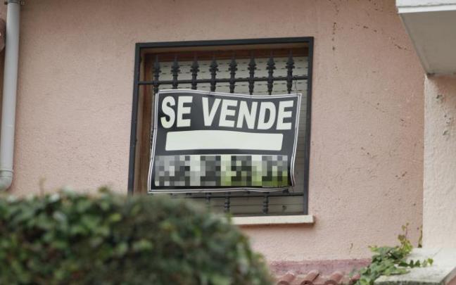 Cartel de 'Se vende' en una casa. Cartel de 'Se vende' en una casa.