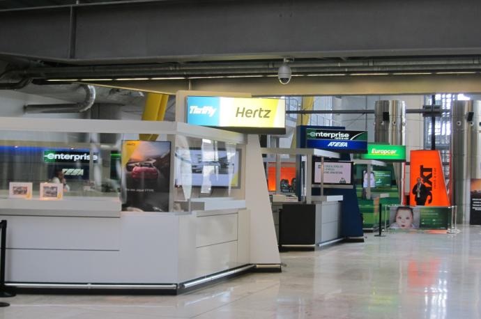 Mostradores de empresas de alquiler de coches en el aeropuerto de Barajas.