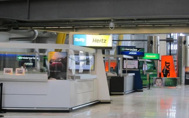 Mostradores de empresas de alquiler de coches en el aeropuerto de Barajas.