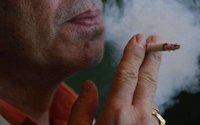 Persona fumando. Persona fumando.
