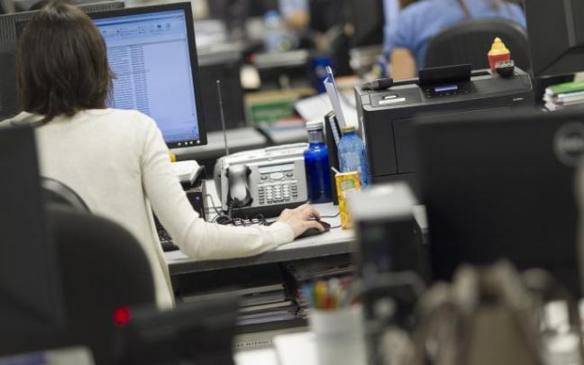 Una mujer trabajando en una oficina.