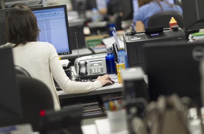 Una mujer trabajando en una oficina.