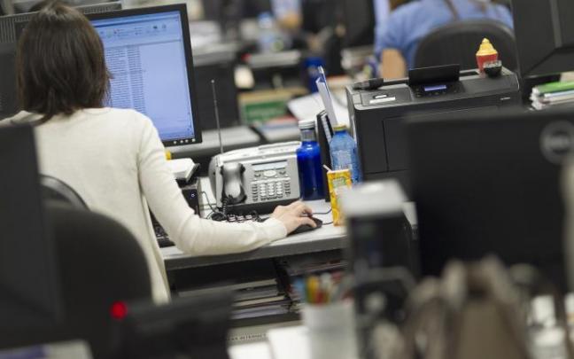 Una mujer trabajando en una oficina.