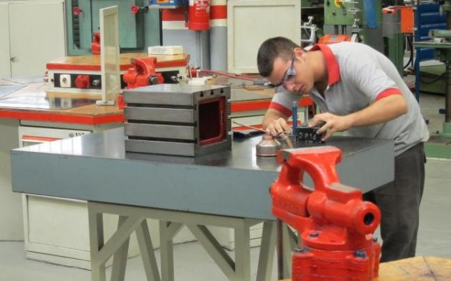 Un joven recibe formación en una escuela de aprendices.