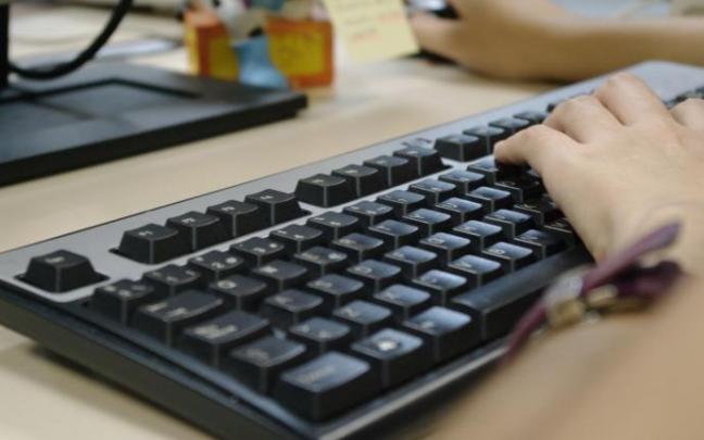 Embaucaba a las víctimas con regalos, dinero y promesas para que le facilitasen material pornográfico.