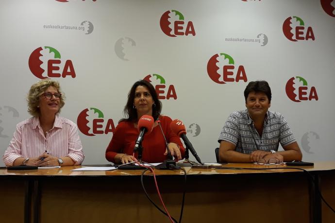 Miren Aranoa, Iratxe López de Aberasturi y Mikel Goenaga, sector crítico de EA.