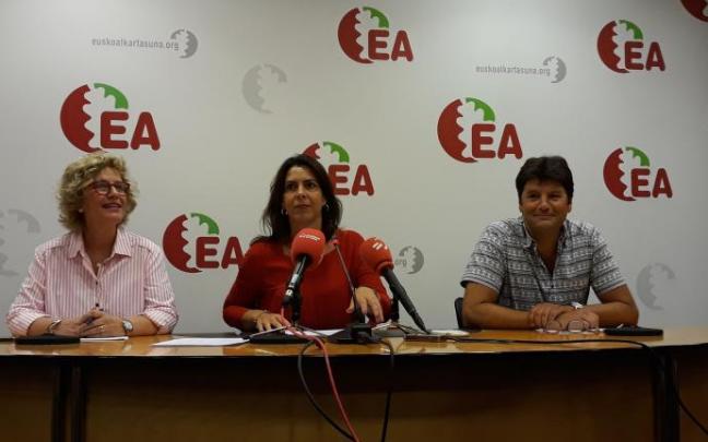 Miren Aranoa, Iratxe López de Aberasturi y Mikel Goenaga, sector crítico de EA. Miren Aranoa, Iratxe López de Aberasturi y Mikel Goenaga, sector crítico de EA.
