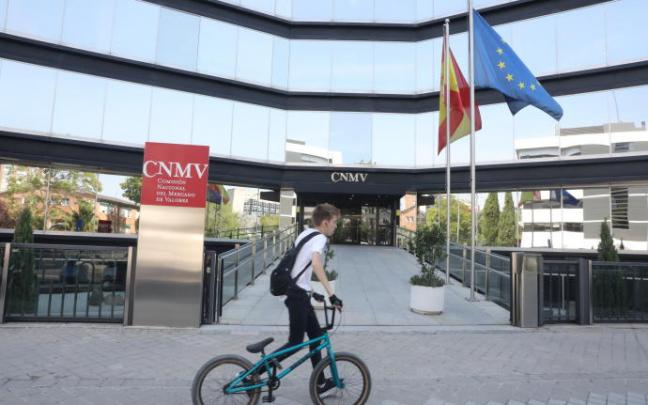 Un joven pasea frente al edificio de la Comisión Nacional del Mercado de Valores (CNMV). Un joven pasea frente al edificio de la Comisión Nacional del Mercado de Valores (CNMV).