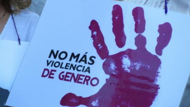 Cartel portado por una mujer en una concentración contra la violencia machista.