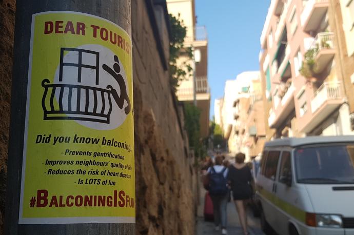 Imagen de un cartel que invita a los turistas a practicar 'balconing'.