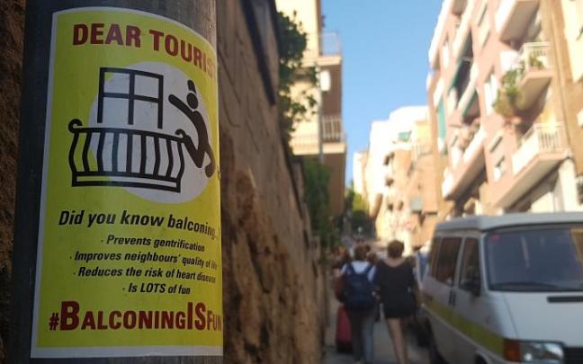 Imagen de un cartel que invita a los turistas a practicar 'balconing'.