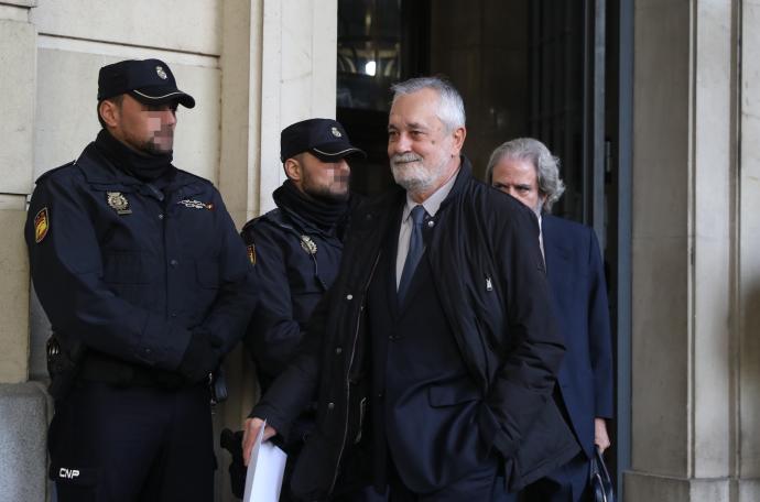 El expresidente de la Junta, José Antonio Griñán, a la salida de la Audiencia de Sevilla tras conocer la sentencia.