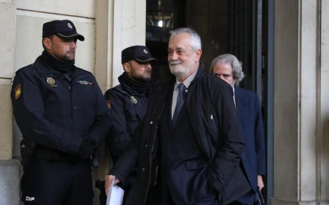 El expresidente de la Junta, José Antonio Griñán, a la salida de la Audiencia de Sevilla tras conocer la sentencia.