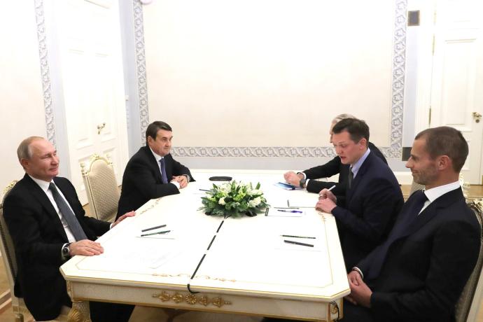 El presidente ruso Vladimir Putin (izq.) se reúne con el presidente de la UEFA Aleksander Ceferin (der.)