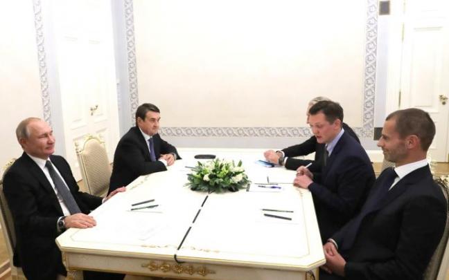 El presidente ruso Vladimir Putin (izq.) se reúne con el presidente de la UEFA Aleksander Ceferin (der.) El presidente ruso Vladimir Putin (izq.) se reúne con el presidente de la UEFA Aleksander Ceferin (der.)