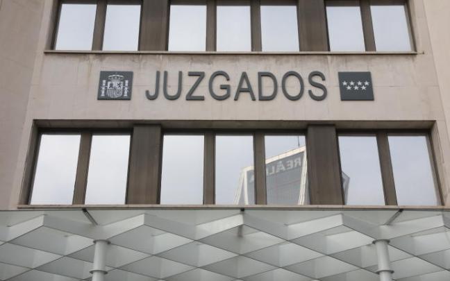 Entrada de los Juzgados de Plaza de Castilla, Madrid. Entrada de los Juzgados de Plaza de Castilla, Madrid.