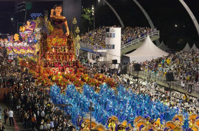 El festival de Río de Janeiro celebra este mes de abril sus tradicionales desfiles.