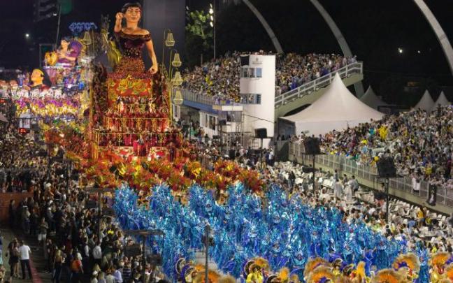 El festival de Río de Janeiro celebra este mes de abril sus tradicionales desfiles.