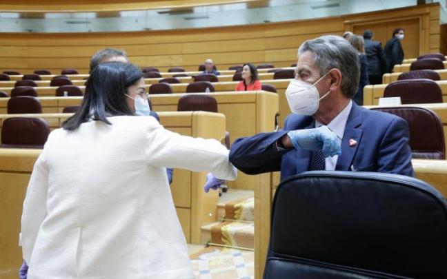 Revilla y Darias se saludan en una comisión en el Senado, a principios de la pandemia, el 30 de abril de 2020. Revilla y Darias se saludan en una comisión en el Senado, a principios de la pandemia, el 30 de abril de 2020.