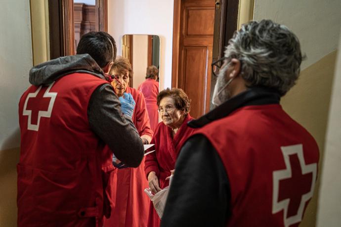 Voluntarios de Cruz Roja realizan labores de acompañamiento de mayores