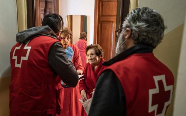Voluntarios de Cruz Roja realizan labores de acompañamiento de mayores