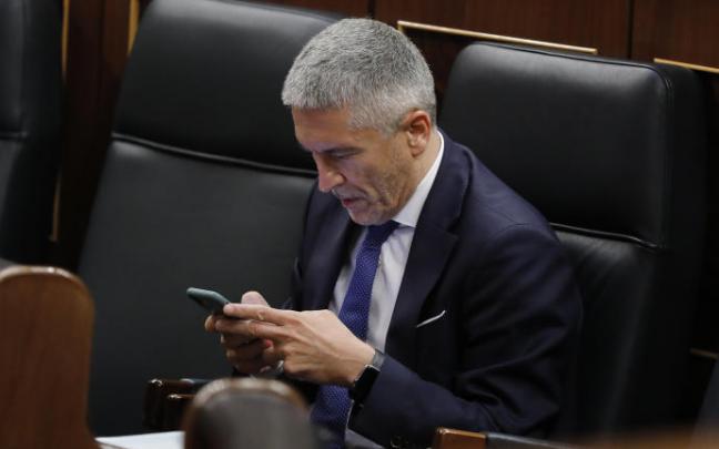 El ministro del Interior, Fernando Grande Marlaska, consulta su móvil. El ministro del Interior, Fernando Grande Marlaska, consulta su móvil.