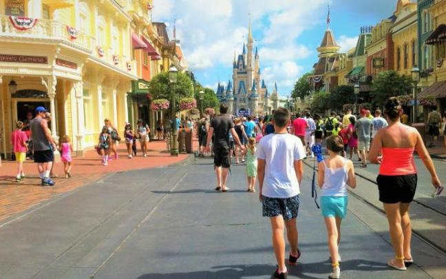Walt Disney World colabora con las agencias locales para localizar al equipo haitiano.