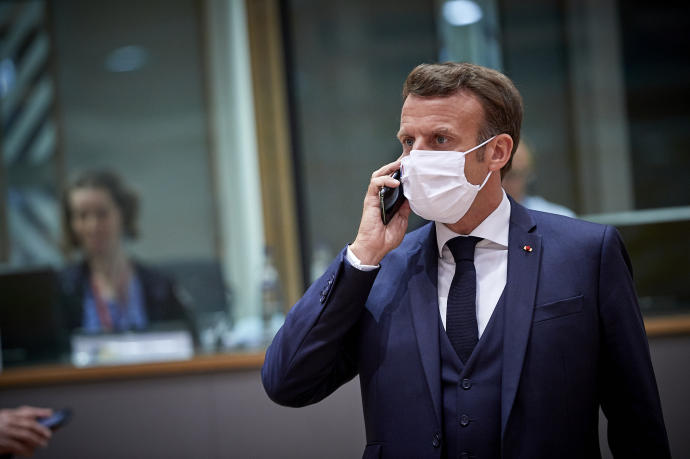 Foto de archivo de Emmanuel Macron hablando por teléfono durante una cumbre especial en Bruselas, Bélgica.
