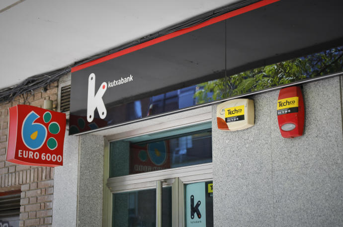 Exterior de una sucursal del banco Kutxabank.