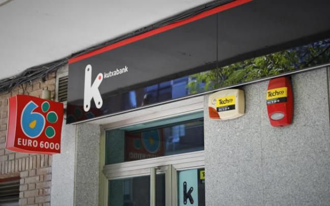 Exterior de una sucursal del banco Kutxabank.