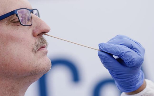 Un trabajador médico toma una muestra de un hombre en una clínica móvil de coronavirus en Mannheim (Alemania). Un trabajador médico toma una muestra de un hombre en una clínica móvil de coronavirus en Mannheim (Alemania).
