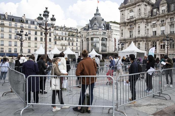 Colas para hacer pruebas PCR frente al Ayuntamiento de París.