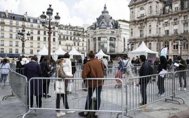 Colas para hacer pruebas PCR frente al Ayuntamiento de París.