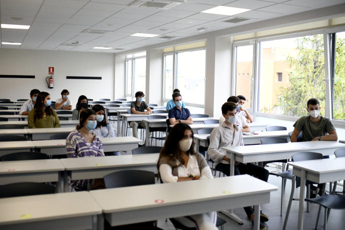 Un grupo de alumnos con mascarilla durante una clase el curso pasado