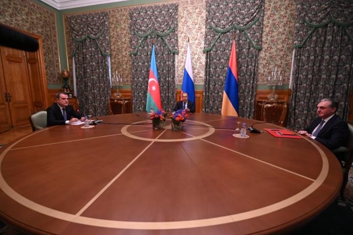 El ministro de Exteriores de Azerbaiyán, el de Rusia y el de Armenia, de izquierda a derecha.