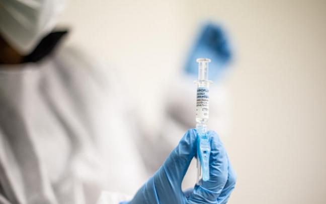 La vacuna previene y protege frente al virus de la varicela zoster y de la neuralgia postherpética.