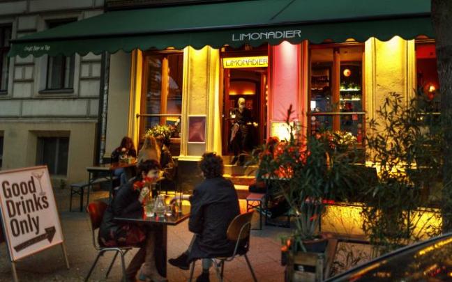 Varias personas se sientan frente al bar de cócteles "Limonadier", en Berlín. Varias personas se sientan frente al bar de cócteles "Limonadier", en Berlín.