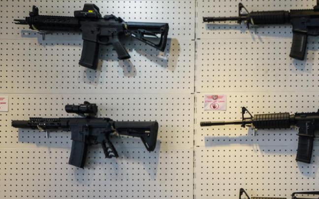 El joven habría utilizado un rifle de asalto para disparar a su padre. El joven habría utilizado un rifle de asalto para disparar a su padre.