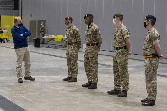 El secretario de Defensa de Reino Unido, Ben Wallace, junto a unos soldados.
