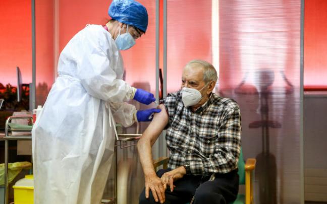 Darias sugiere que recibirán la segunda dosis de refuerzo cuando lleguen las vacunas adaptadas a las nuevas variantes.