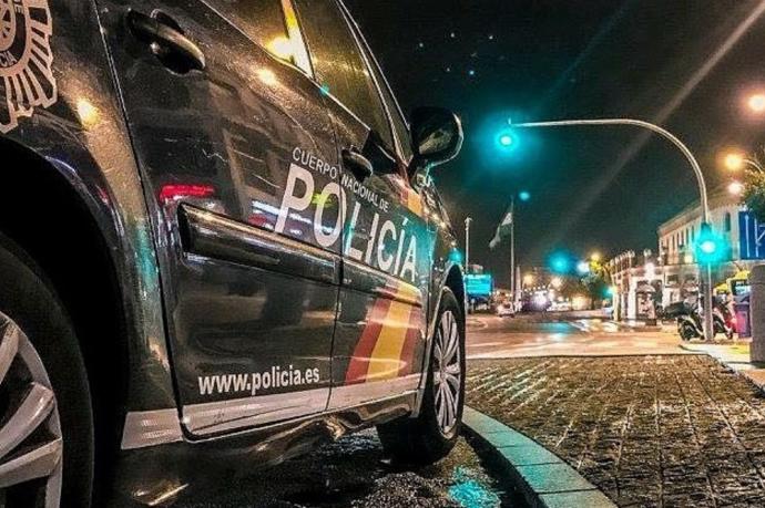 Un coche de la Policía Nacional patrullando en Santander, Cantabria.