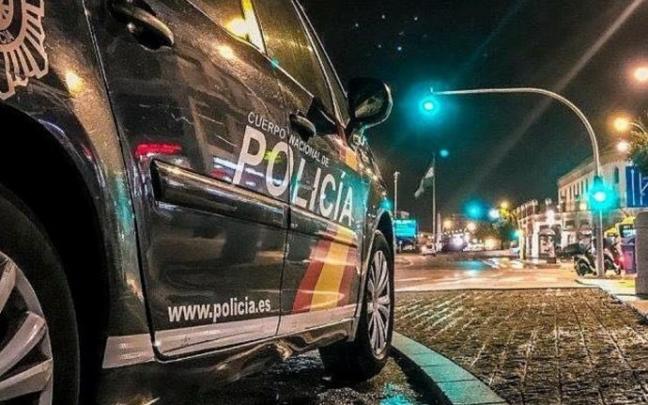 Un coche de la Policía Nacional patrullando en Santander, Cantabria. Un coche de la Policía Nacional patrullando en Santander, Cantabria.