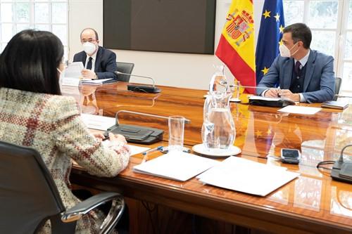 La ministra de Sanidad, Carolina Darias; el ministro de Política Territorial y Función Pública, Miquel Iceta, y el presidente del Gobierno, Pedro Sánchez.