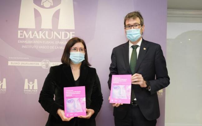 Izaskun Landaida, directora de Emakunde, junto a Gorka Urtaran, alcalde de Vitoria-Gasteiz. Izaskun Landaida, directora de Emakunde, junto a Gorka Urtaran, alcalde de Vitoria-Gasteiz.