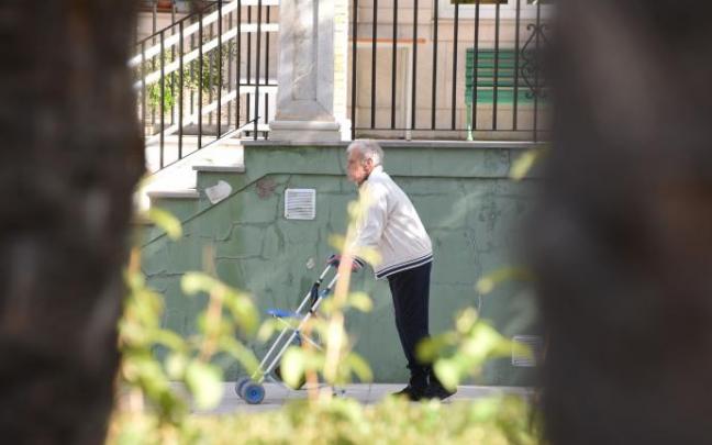 Foto ilustrativa de una persona de la tercera edad. Foto ilustrativa de una persona de la tercera edad.